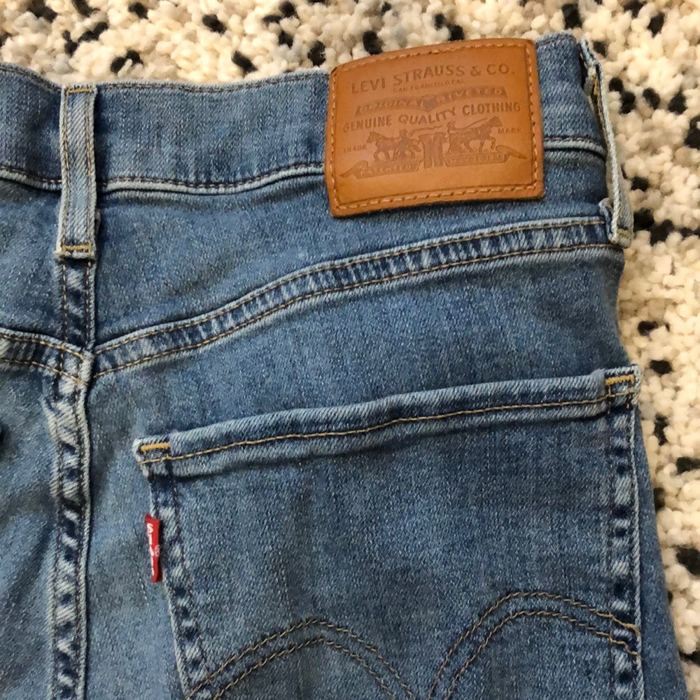 Levi’s High Rise Jeans - like new!!